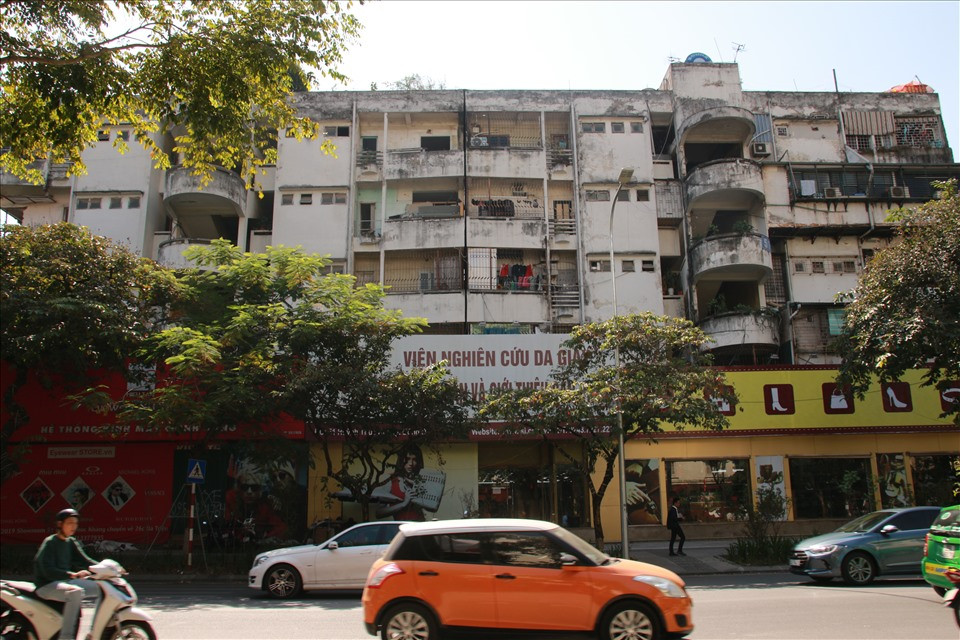 Cũng trong tình trạng tường tự, khu tập thể 51 Huỳnh Thúc Kháng (quận Đống Đa, Hà Nội) đã xuống cấp nghiêm trọng.