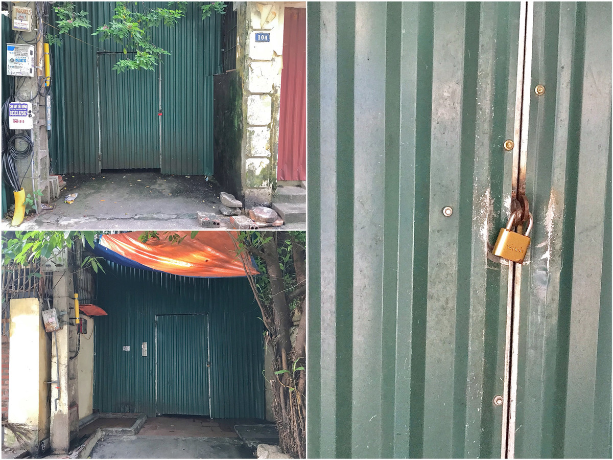 Cửa ngoài được khóa trái tại những hộ đã chuyển đi khỏi khu nhà cấp D để tới sống tại nhà tái định cư.