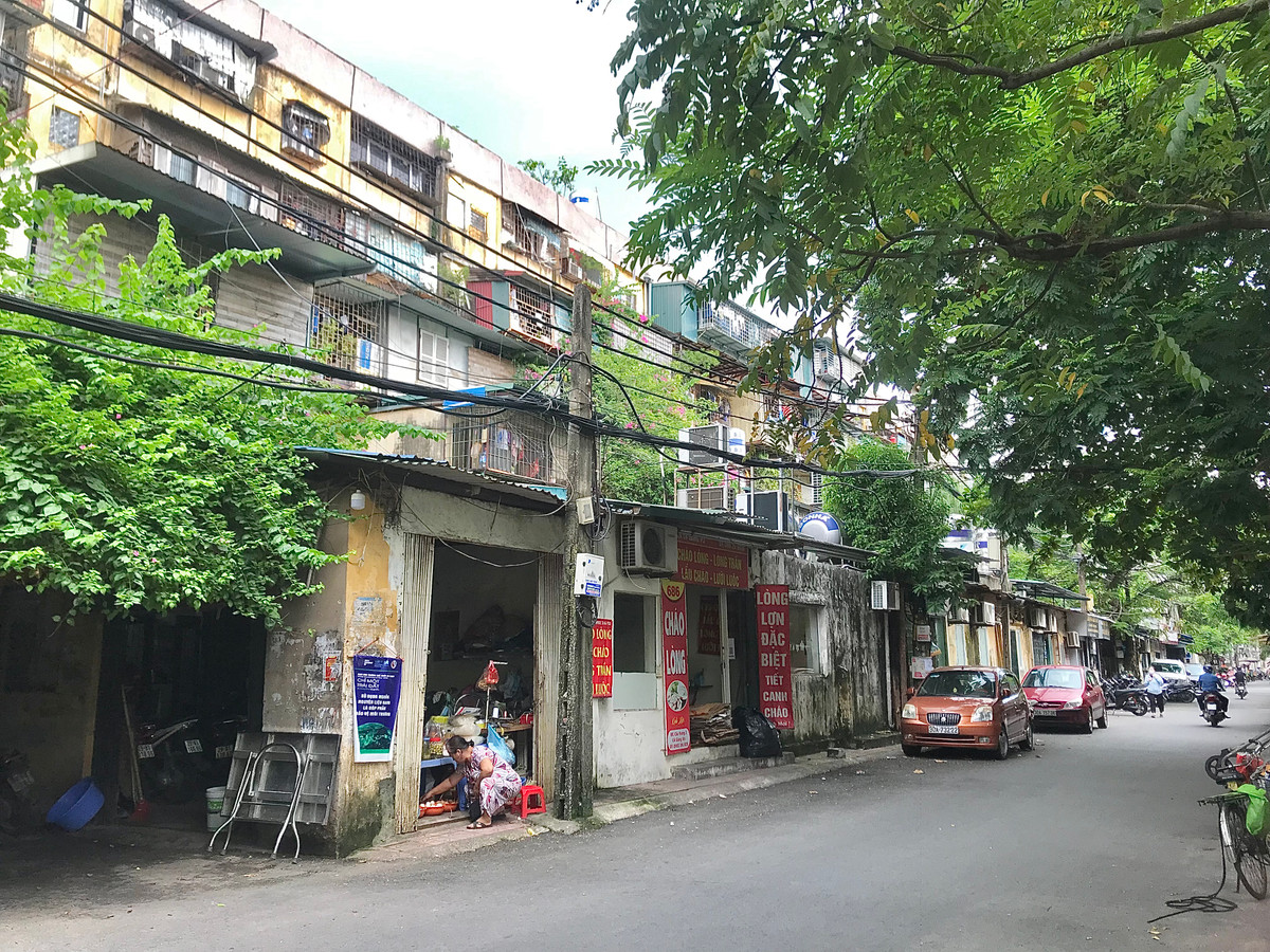 Lối vào các tầng của nhiều hộ gia đình tường đã bong tróc và phải chắp vá bằng các thanh tre, gỗ để lấp lỗ hổng mép tường. Toàn bộ 5 tầng của khu chung cư đều đang được chống đỡ bằng các cột thép chịu lực.