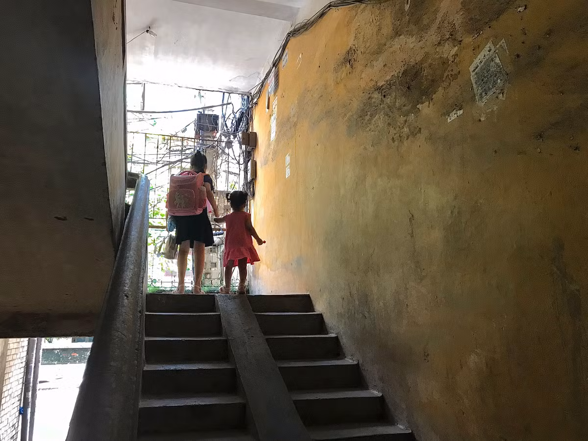 Chị L.(35 tuổi), sống tại đơn nguyên 2 - khu tập thể Bộ Tư pháp chia sẻ: Ở đây mọi người đã chuyển đi hết rồi, chỉ còn mấy hộ tháng 3 năm sau cũng sẽ chuyển đi.