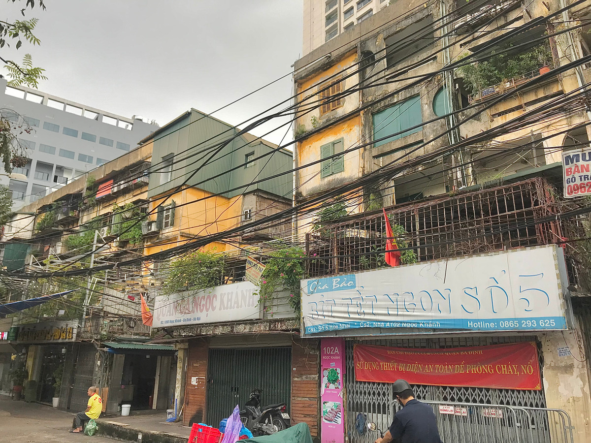 Nhà A Ngọc Khánh (quận Ba Đình) là khu tập thể lắp ghép do Công ty xây dựng nhà ở Hà Nội xây năm 1985 để cấp cho cán bộ công nhân viên.