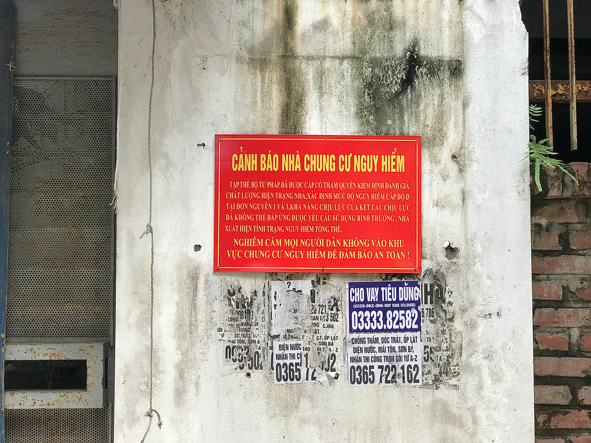 Khu tập thể được dán cảnh báo mức độ nguy hiểm không thể đáp ứng được yêu cầu sử dụng bình thường.