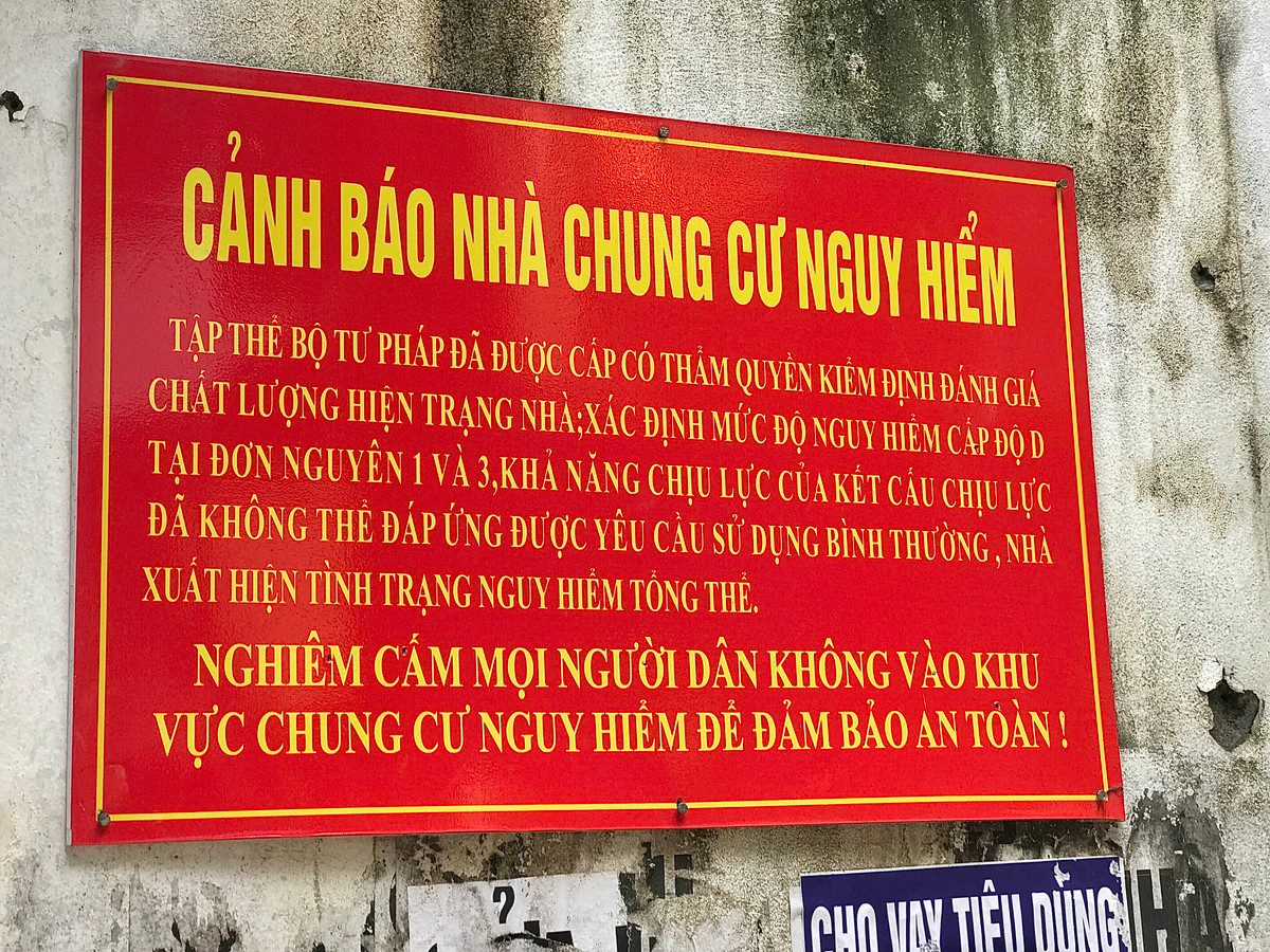 Rợn người các toà chung cư cũ sắp sập ở Hà Nội Ron nguoi cac toa chung cu cu sap sap o Ha Noi