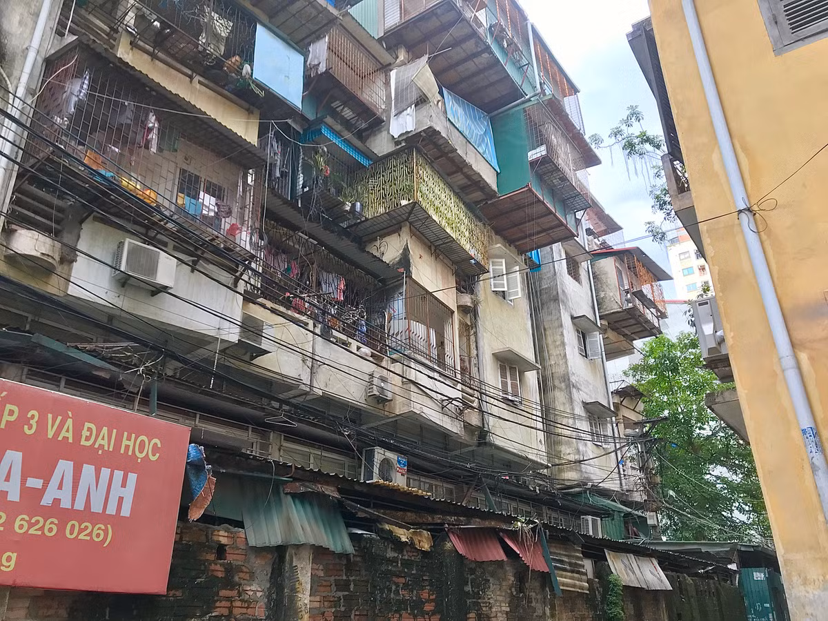 Năm 2011, căn nhà số 49 bên cạnh từng đổ sập ảnh hưởng lớn đến khu tập thể này. Đến nay, nhà 51 Huỳnh Thúc Kháng còn 4 hộ dân tại đơn nguyên 1 chưa di dời dù đã được bố trí quỹ nhà tạm cư.