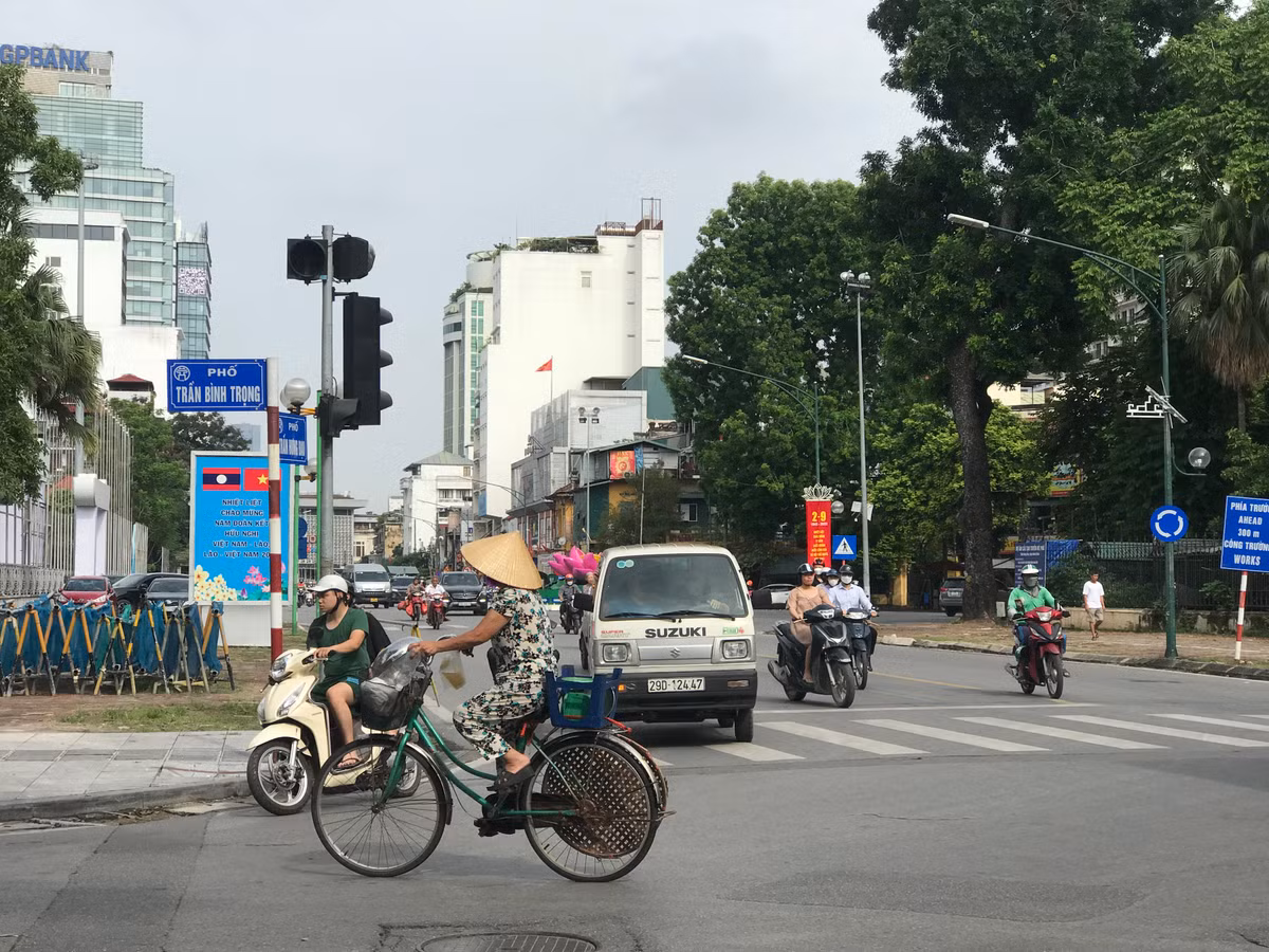 Trong thời gian rào chắn, các phương tiện có nhu cầu đi trên đường Trần Bình Trọng theo hướng từ Dã Tượng ra Lê Duẩn sẽ di chuyển như sau: Trần Bình Trọng - Trần Hưng Đạo - Dã Tượng - Lý Thường Kiệt - Lê Duẩn hoặc Yết Kiêu - Trần Hưng Đạo - Quán Sứ - Lý Thường Kiệt - Lê Duẩn.