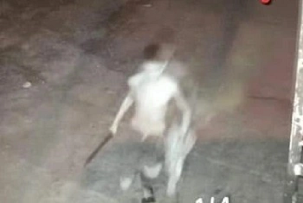  Khởi tố 3 thiếu niên cầm đầu băng nhóm chém người: Mới đây, Công an huyện Yên Lạc, tỉnh Vĩnh Phúc, đã khởi tố bị can, ra lệnh bắt tạm giam Phạm Phi Nả (15 tuổi), Dương Tiến Quân (17 tuổi) và Nguyễn Việt Anh (15 tuổi) về tội Giết người. Tối 2/6, Nả, Quân và Việt Anh cùng gần 20 người khác mang theo kiếm, côn, gạch đến địa bàn xã Đồng Văn chém N.H.N. (15 tuổi) và N.K.D. (16 tuổi) bị thương tích nặng ở vùng đầu, thân và chân tay.