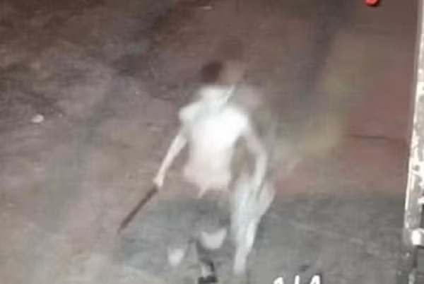  Khởi tố 3 thiếu niên cầm đầu băng nhóm chém người: Mới đây, Công an huyện Yên Lạc, tỉnh Vĩnh Phúc, đã khởi tố bị can, ra lệnh bắt tạm giam Phạm Phi Nả (15 tuổi), Dương Tiến Quân (17 tuổi) và Nguyễn Việt Anh (15 tuổi) về tội Giết người. Tối 2/6, Nả, Quân và Việt Anh cùng gần 20 người khác mang theo kiếm, côn, gạch đến địa bàn xã Đồng Văn chém N.H.N. (15 tuổi) và N.K.D. (16 tuổi) bị thương tích nặng ở vùng đầu, thân và chân tay.