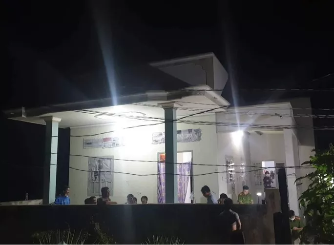  Đi nhậu về, nghịch tử dùng kéo đâm chết cha ruột: Ngày 29/8, Công an tỉnh Bình Thuận đang tạm giữ Võ Minh Tự (SN 1988, xã Phước Thể, huyện Tuy Phong, Bình Thuận) để làm rõ hành vi giết người. Trước đó, tối 28/8, Tự đi nhậu về thì thấy cha ruột là ông Võ Minh T. (SN 1966) đang ngồi uống rượu một mình."Rượu vào lời ra", giữa hai cha con xảy ra mâu thuẫn, trong lúc nóng giận, Tự đã dùng kéo đâm cha ruột khiến ông T. tử vong. 