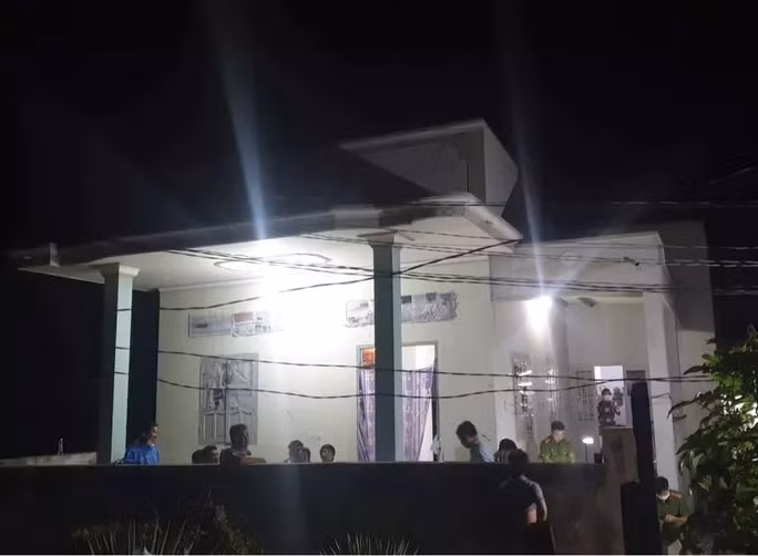  Đi nhậu về, nghịch tử dùng kéo đâm chết cha ruột: Ngày 29/8, Công an tỉnh Bình Thuận đang tạm giữ Võ Minh Tự (SN 1988, xã Phước Thể, huyện Tuy Phong, Bình Thuận) để làm rõ hành vi giết người. Trước đó, tối 28/8, Tự đi nhậu về thì thấy cha ruột là ông Võ Minh T. (SN 1966) đang ngồi uống rượu một mình."Rượu vào lời ra", giữa hai cha con xảy ra mâu thuẫn, trong lúc nóng giận, Tự đã dùng kéo đâm cha ruột khiến ông T. tử vong. 