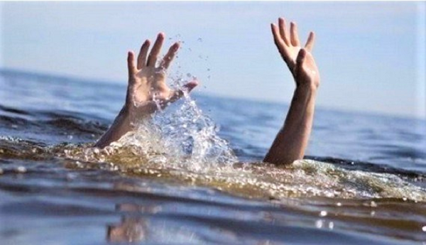  Đi câu mực, người phụ nữ ở Hà Tĩnh rơi xuống biển tử vong: Khoảng 4h ngày 2/8, thi thể chị N.T.K (SN 1981, ở thôn 2, xã Cẩm Lĩnh) đã được tìm thấy. Trước đó, chiều ngày 1/8, chị K. cùng chồng là anh Phạm Tuấn Vũ (SN 1981) đi thuyền ra khu vực Cồn Sỏi thuộc vùng biển Cửa Nhượng câu mực. Khoảng 20h cùng ngày, gió biển to, anh Vũ quay sang gọi vợ thì không thấy đâu. Biết vợ rơi xuống biển, lại không biết bơi nên anh Vũ đã nhảy xuống biển tìm kiếm nhưng không thấy. 