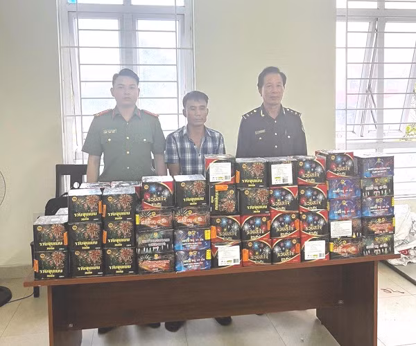  Bắt giữ đối tượng mua bán hơn 1,5 tạ pháo lậu: Ngày 2/8, Phòng Cảnh sát hình sự Công an tỉnh Nghệ An cho biết, đơn vị đang tạm giữ đối tượng Lương Văn Dương (sinh năm 1982), trú tại xã Nghi Thái, huyện Nghi Lộc để điều tra về hành vi buôn bán hàng cấm. Tang vật là hơn 156kg pháo các loại do nước ngoài sản xuất. Dương từng mang 1 tiền án về tội giết người, ra tù năm 2008 và cũng là đối tượng có các hoạt động phức tạp về mua bán pháo nổ trên địa bàn.