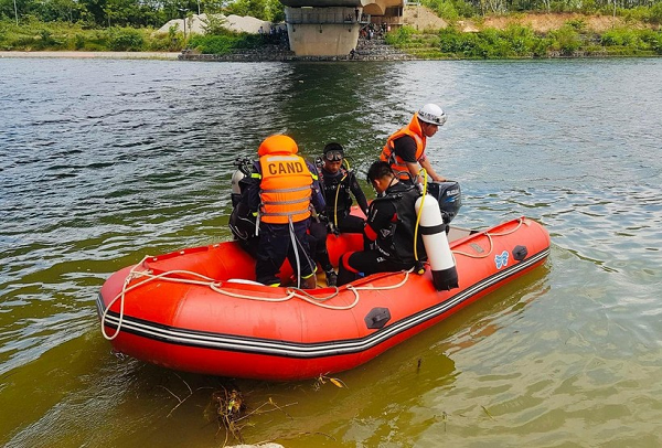  Tìm thấy thi thể nam thanh niên, nghi nhảy cầu tự tử: Chiều ngày 2/8, lực lượng chức năng đã tìm thấy thi thể anh N.T.T. (SN 2001, trú tại thôn Cam Vũ 3, xã Cam Thuỷ, huyện Cam Lộ) tại khu vực cầu sông Hiếu (thuộc địa phận phường Đông Thanh, TP Đông Hà). Được biết, trước khi nhảy cầu sông Hiếu, nam thanh niên trên có dấu hiệu trầm cảm. Hiện vụ việc đang được điều tra làm rõ. 