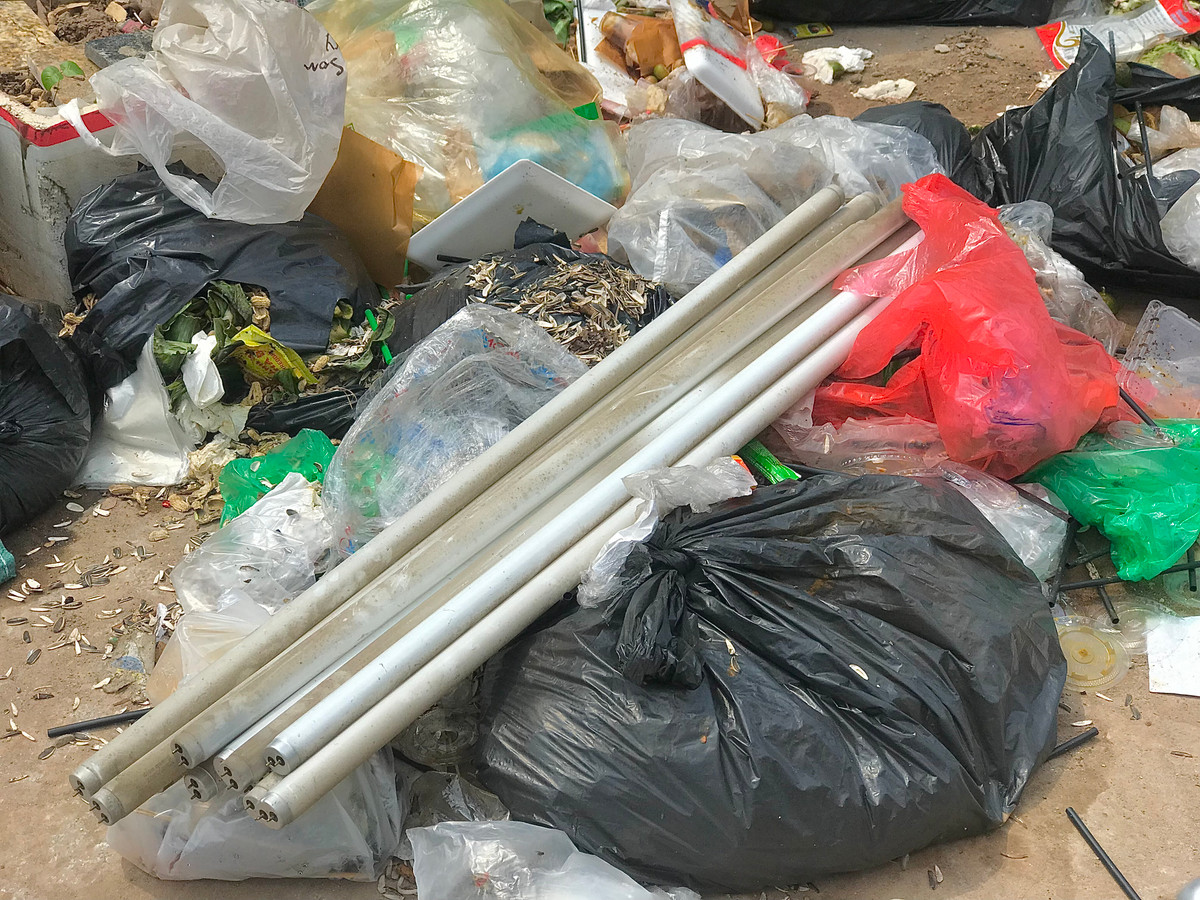 Bóng đèn huỳnh quang là một trong những chất thải nguy hiểm vì có chứa photpho và thủy ngân. Bị vứt bỏ một cách tùy tiện, dẫn đến vỡ, sẽ khiến cho môi trường sống nhiễm độc.