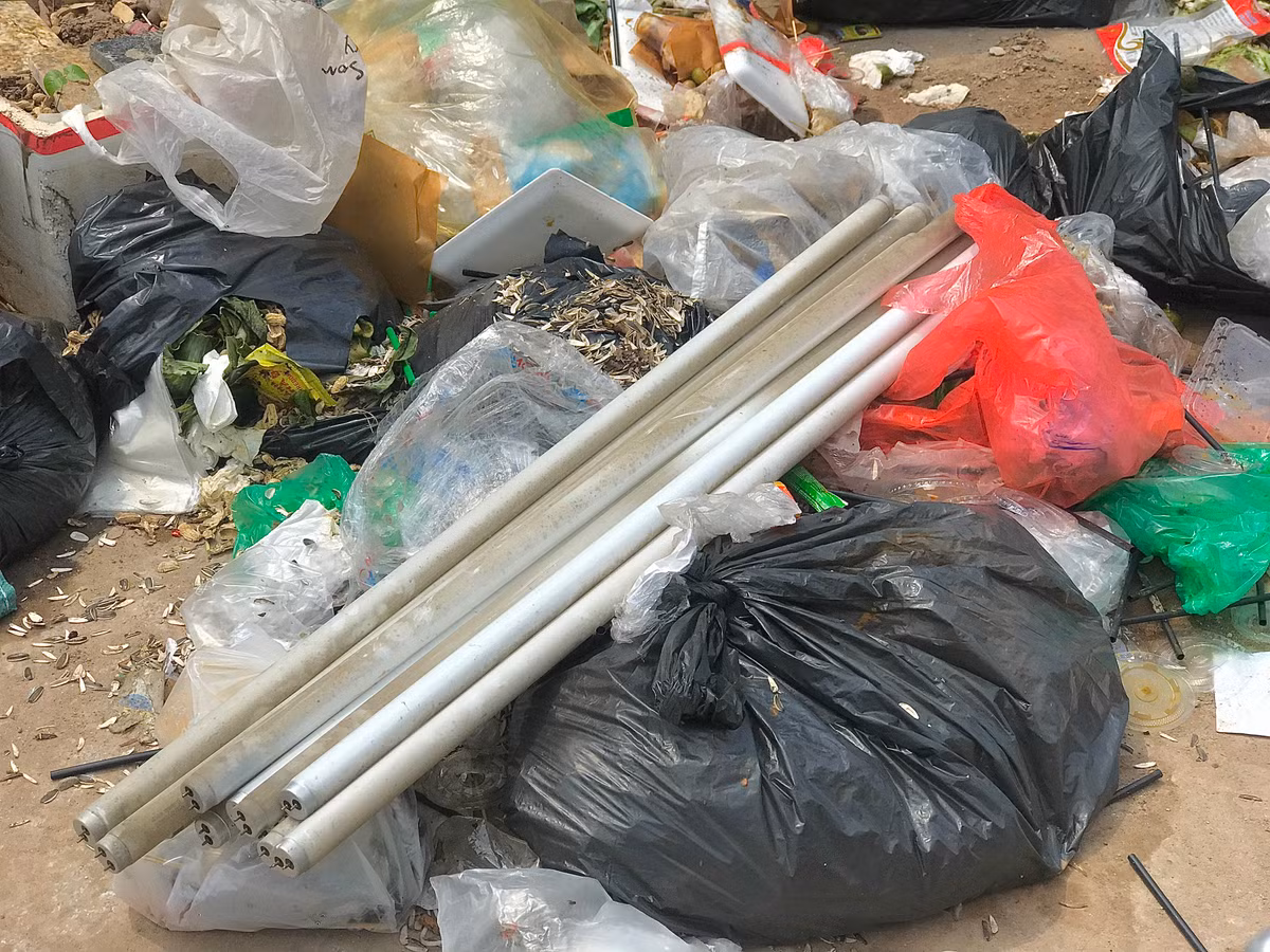 Bóng đèn huỳnh quang là một trong những chất thải nguy hiểm vì có chứa photpho và thủy ngân. Bị vứt bỏ một cách tùy tiện, dẫn đến vỡ, sẽ khiến cho môi trường sống nhiễm độc.