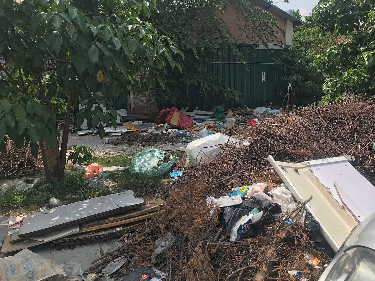 Theo một số hộ dân sống gần đó cho hay, bãi rác tự phát này đã tồn tại được một thời gian rồi, hằng ngày nó bốc mùi kinh khủng, nhưng chẳng hiểu sao vẫn chưa được dọn dẹp.