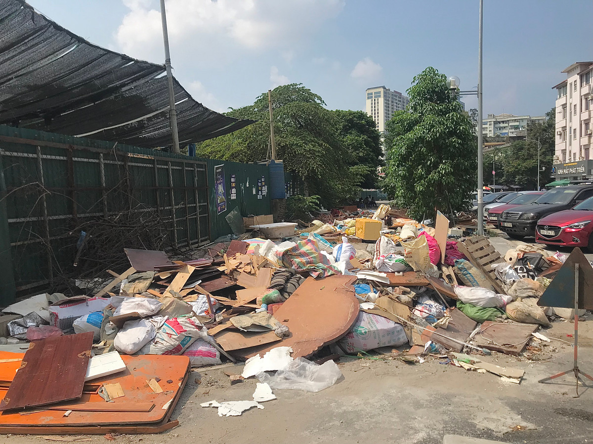 Theo Nghị định số 45/2022/NĐ-CP quy định về xử phạt vi phạm hành chính trong lĩnh vực bảo vệ môi trường, có hiệu lực thi hành từ ngày 25/8/2022, việc vứt rác thải, đổ nước thải không đúng nơi quy định tại nơi công cộng... có thể bị phạt tiền từ 500.000 đồng - 1.000.000 đồng 