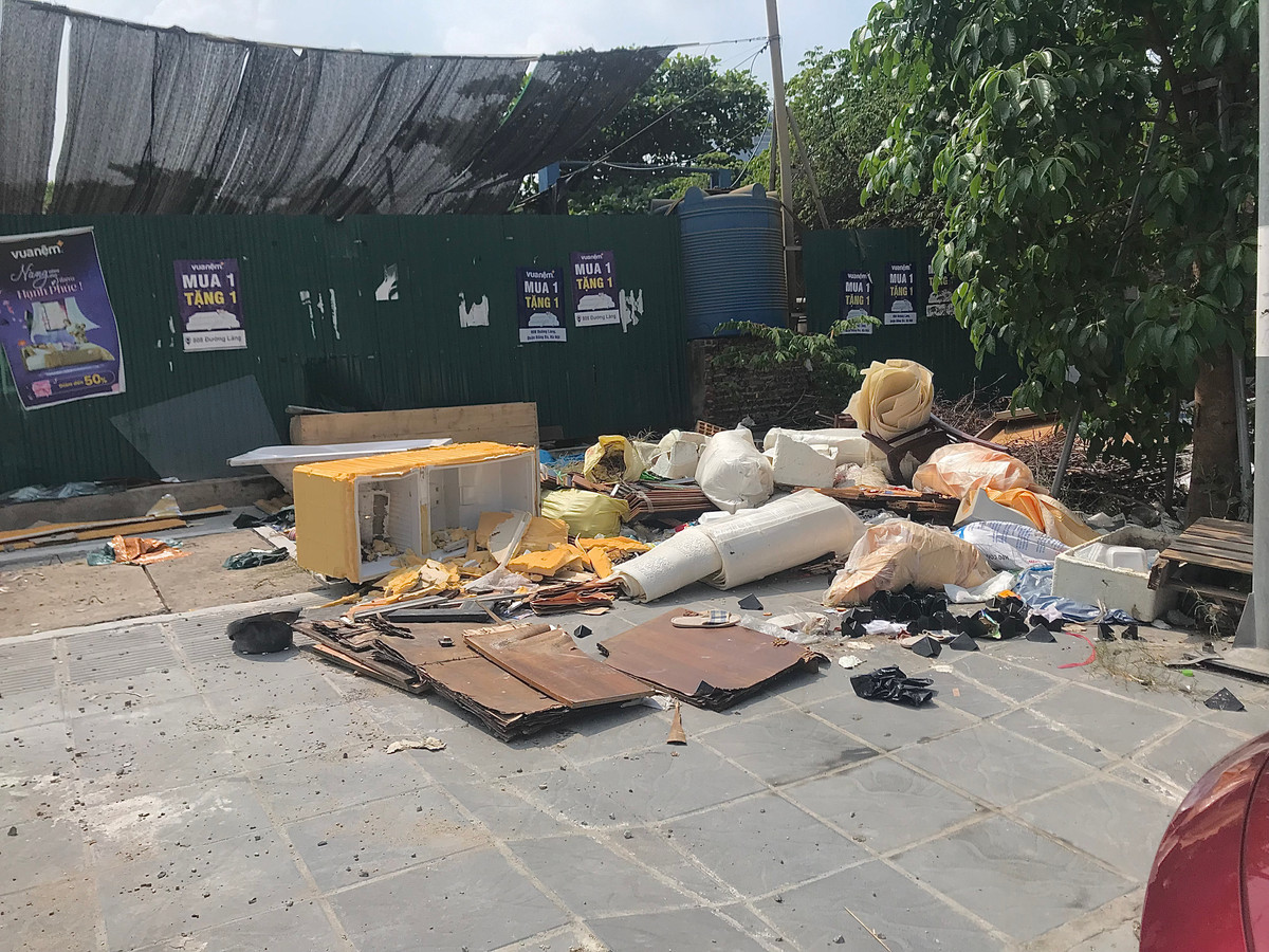 Vỉa hè được lát đẹp đẽ vốn là nơi dành cho người đi bộ nhưng nay lại thành nơi tập kết rác thải của người dân.