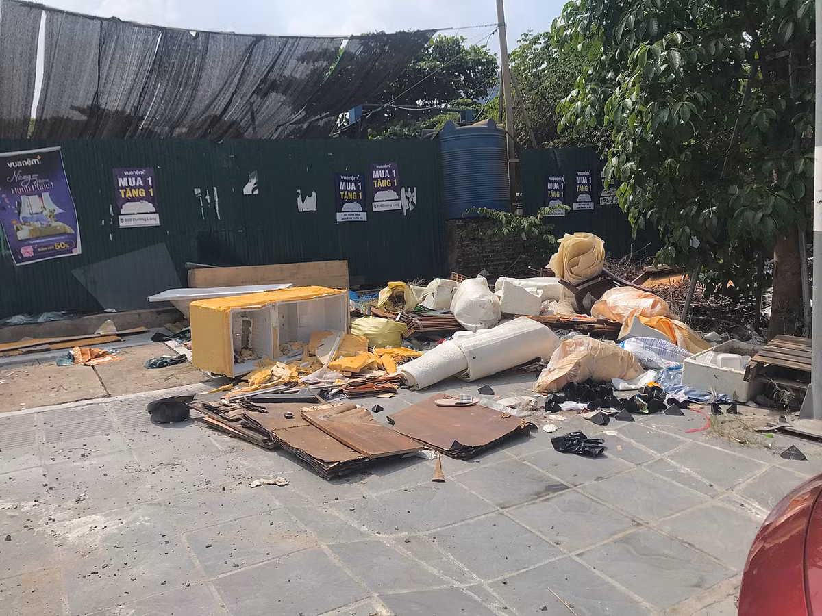 Vỉa hè được lát đẹp đẽ vốn là nơi dành cho người đi bộ nhưng nay lại thành nơi tập kết rác thải của người dân.