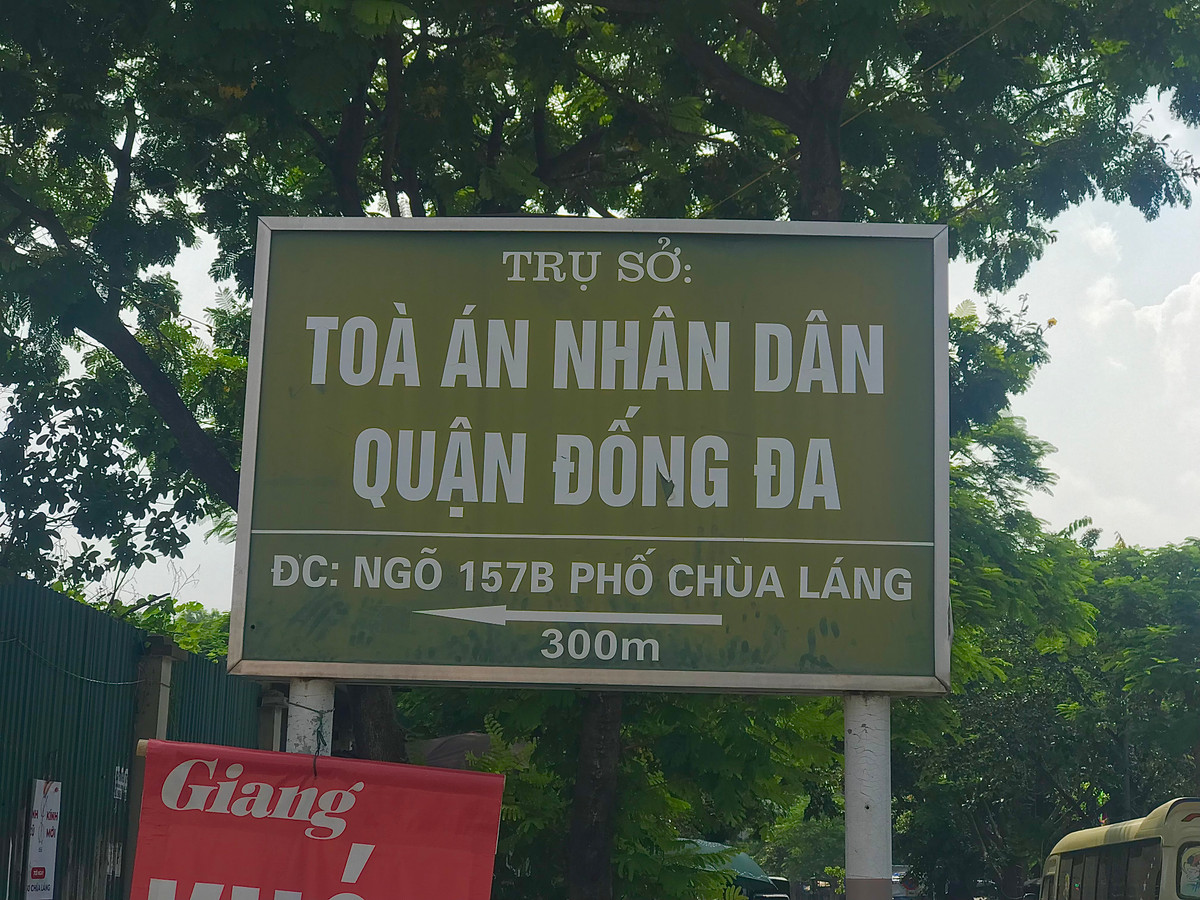 Bãi rác tự phát này cũng nằm ngay gần trụ sở của cơ quan lớn là Tòa án nhân dân quận Đống Đa.