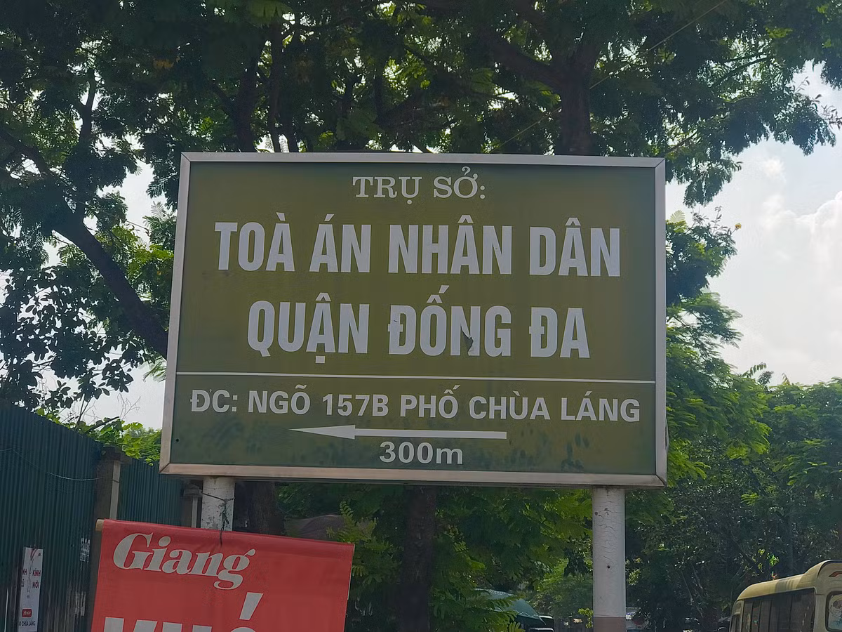 Bãi rác tự phát này cũng nằm ngay gần trụ sở của cơ quan lớn là Tòa án nhân dân quận Đống Đa.