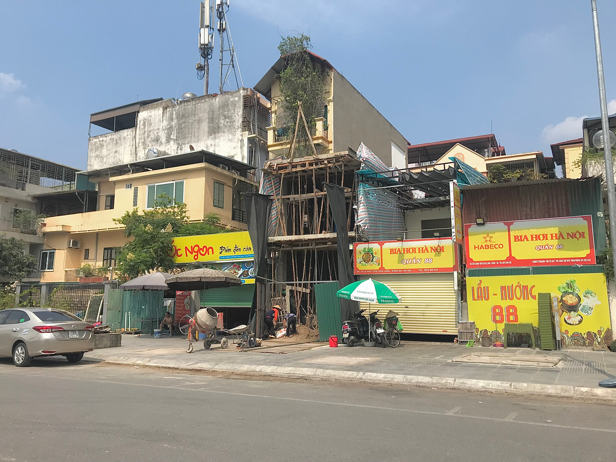 Theo như tìm hiểu, nguồn rác là từ một số nhà dân trong ngõ đang xây dựng, các hàng quán ăn kinh doanh và từ những người dân vô ý thức.