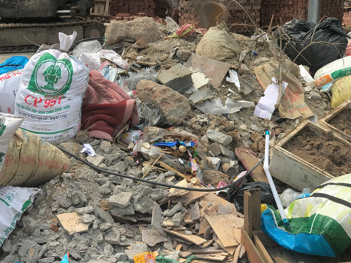 Phế thải xây dựng như gạch, bê tông, vôi vữa,... được người dân lén lút mang ra đổ trộm.