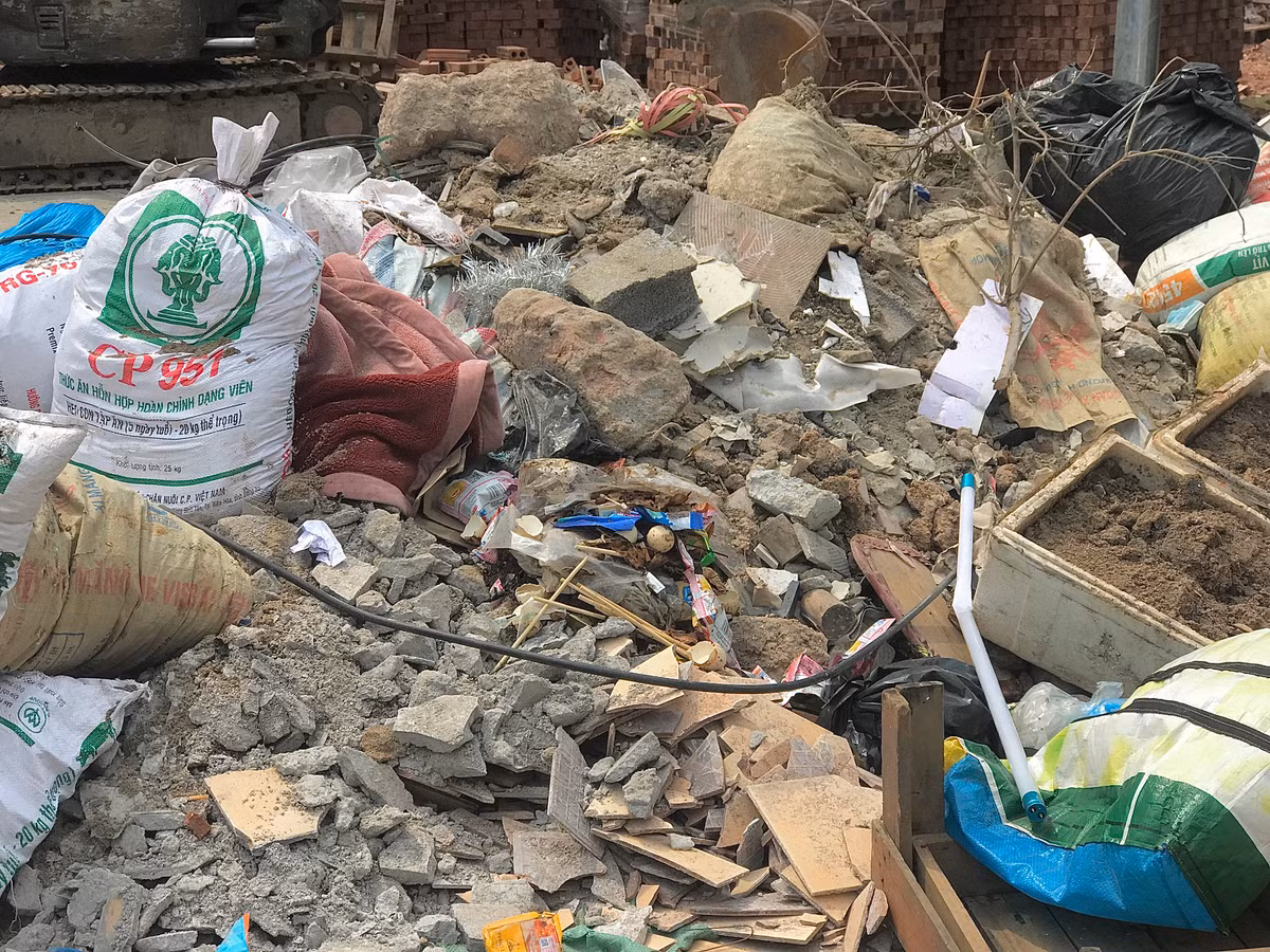 Phế thải xây dựng như gạch, bê tông, vôi vữa,... được người dân lén lút mang ra đổ trộm.