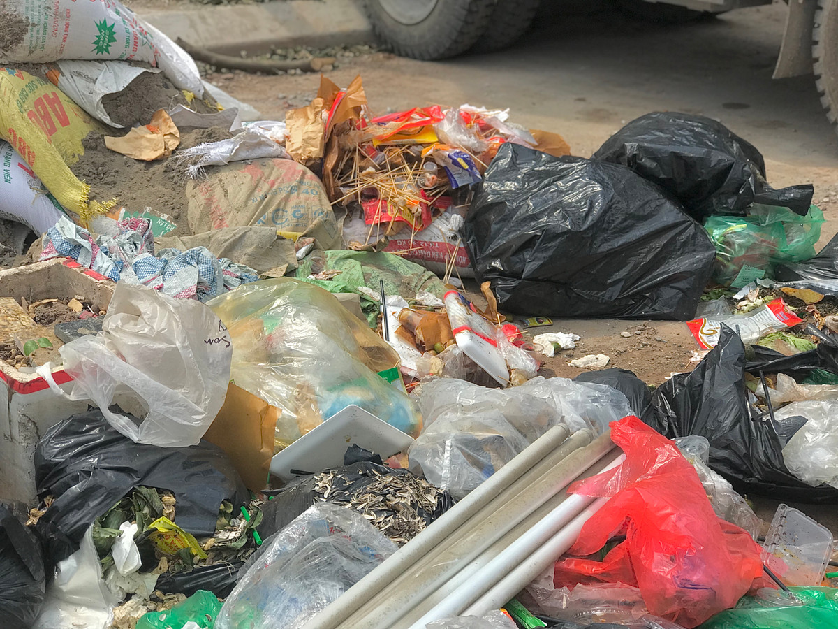 Rác thải hàng quán kinh doanh, rác thải sinh hoạt được người dân buộc thành từng bọc to nhỏ.