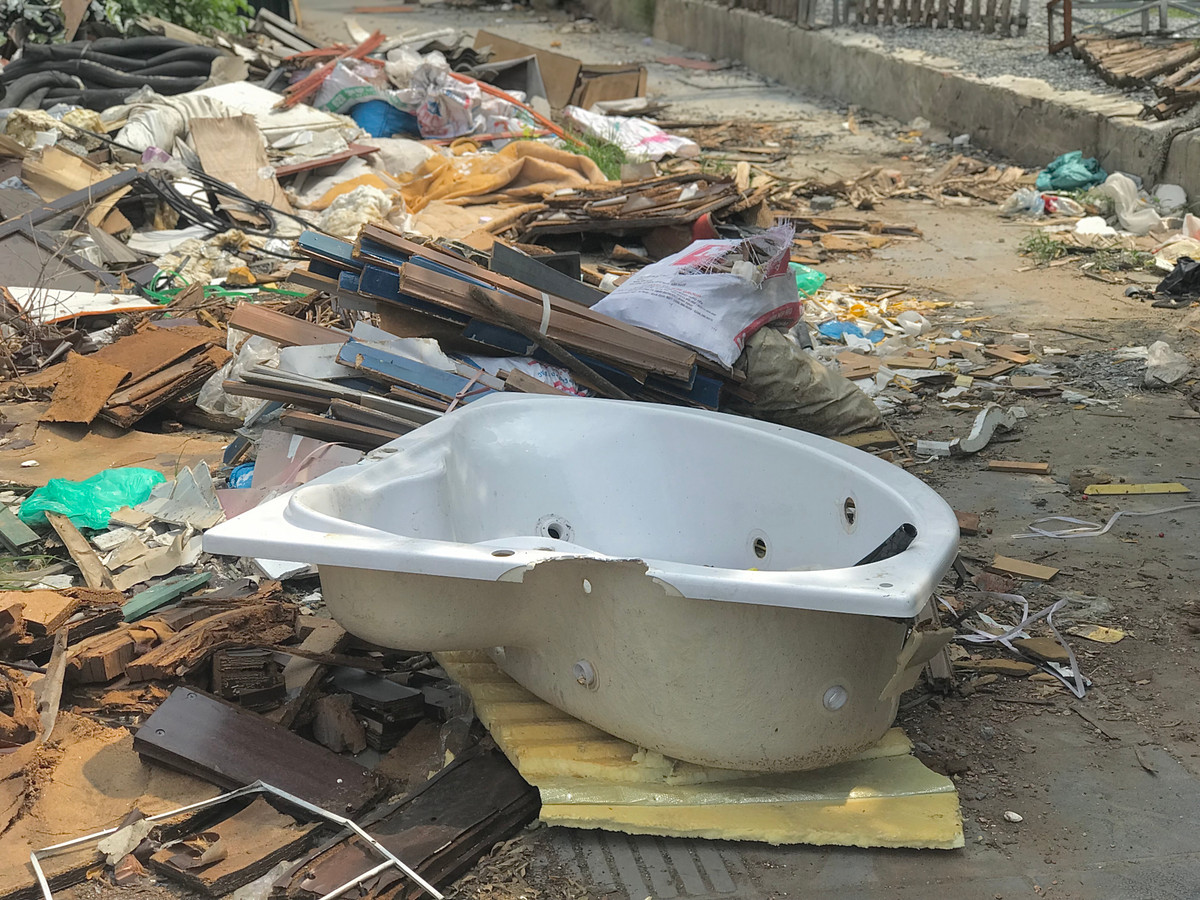 Đồ dùng gia đình cũ, hỏng, không dùng đến cũng bị người dân đem ra đây vứt.