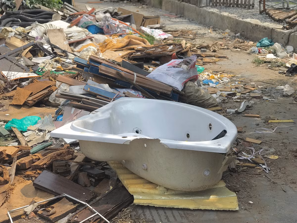 Đồ dùng gia đình cũ, hỏng, không dùng đến cũng bị người dân đem ra đây vứt.