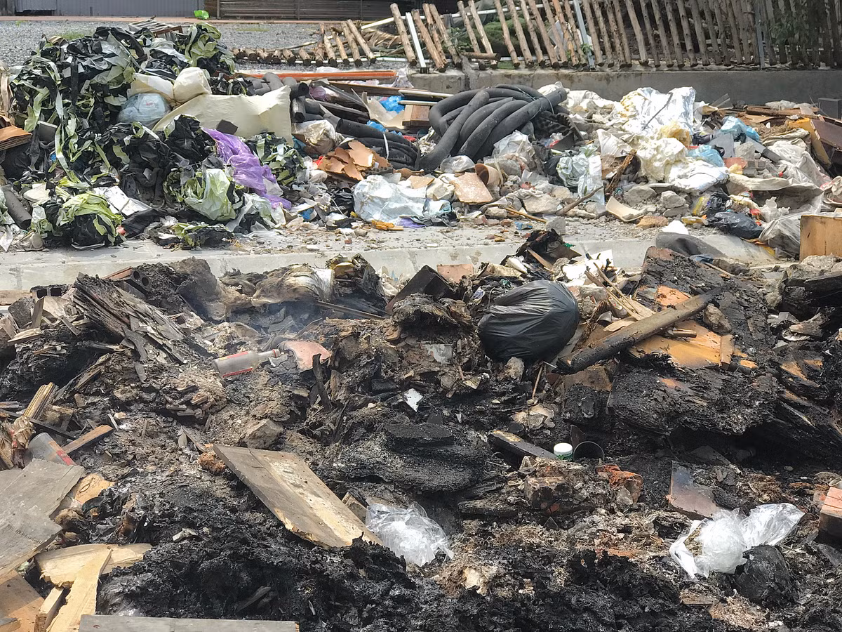 Do lượng rác thải ngày càng tăng mà không có người xử lý, người dân tự xử lý bằng cách đốt rác.