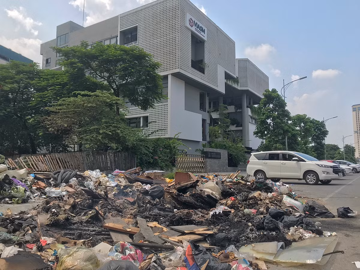 Việc đốt rác tự phát này lại càng gây ô nhiễm môi trường, khói từ các loại rác hỗn hợp bay mùi rất khó chịu và tiềm ẩn nguy cơ cháy lan cao.