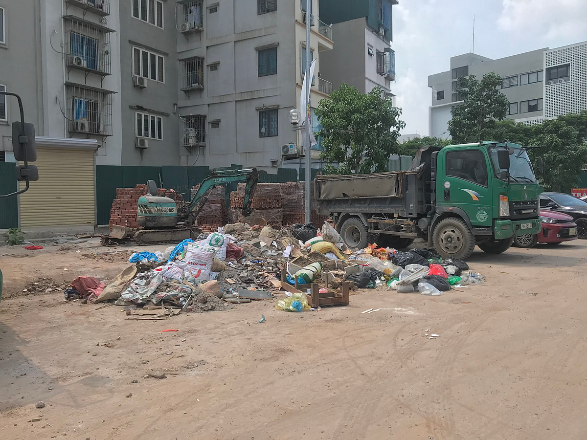 Bãi rác tự phát này với đủ loại rác, từ rác thải sinh hoạt, rác thải hàng quán kinh doanh, phế thải xây dựng,... chất thành các đống lớn.