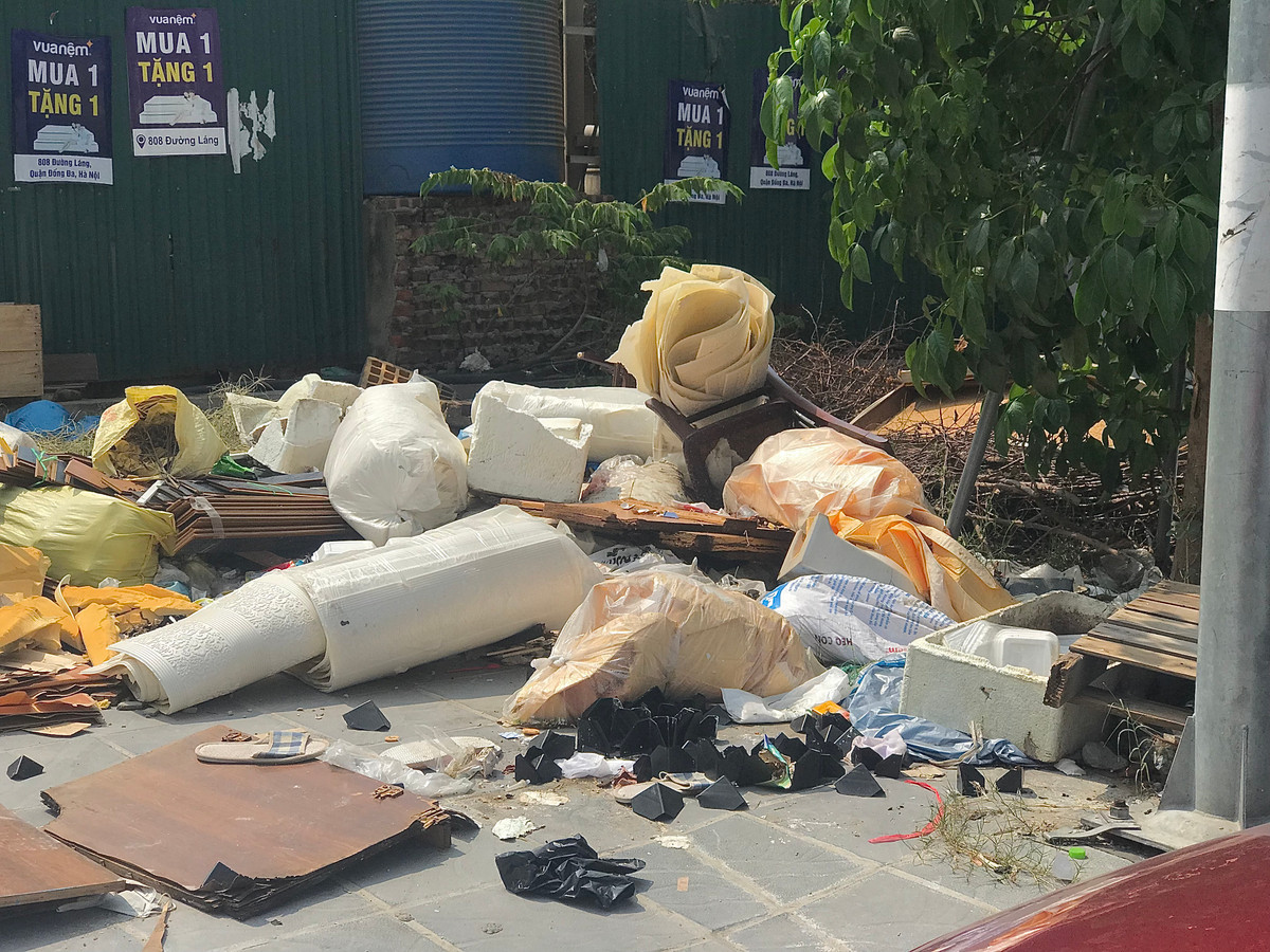 Các loại rác từ gỗ, nhựa, xốp,...