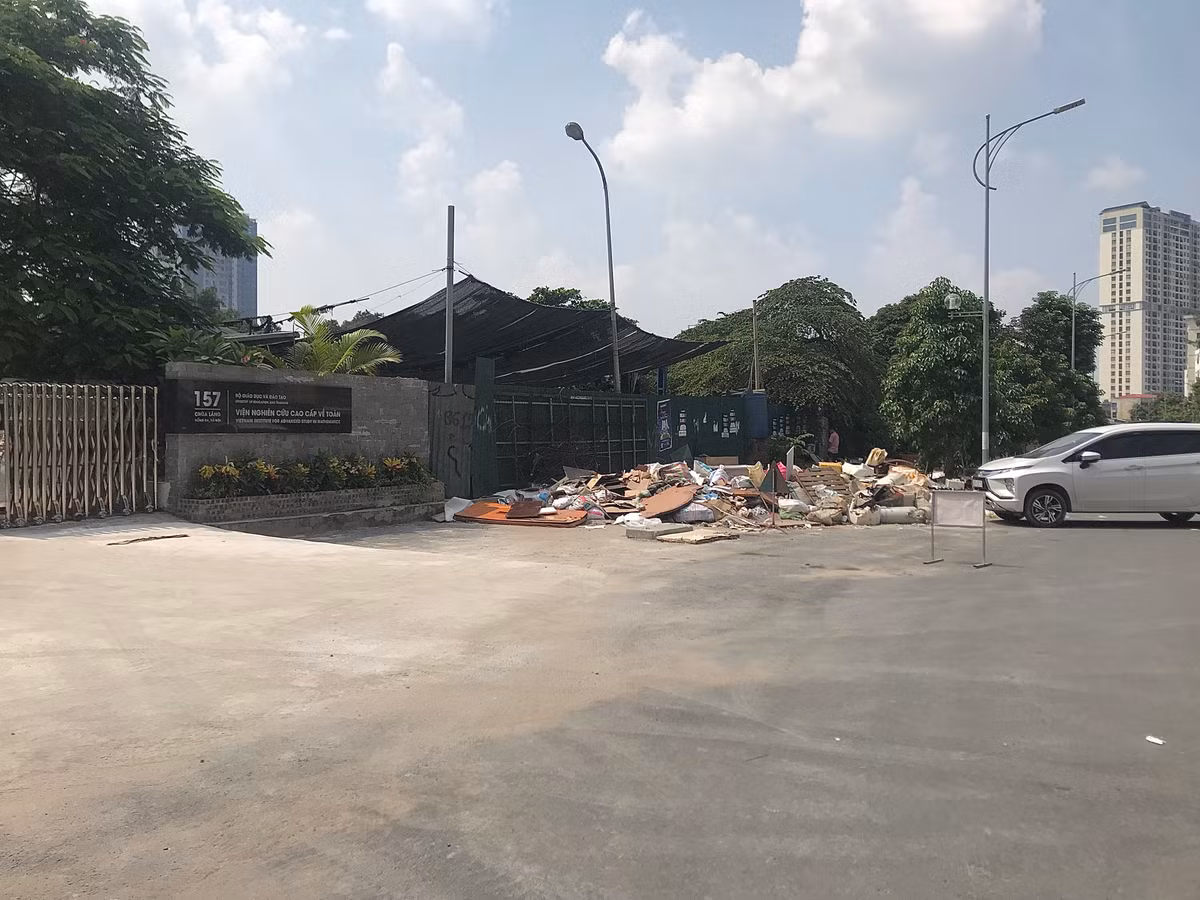 Bãi rác tự phát khiến cảnh quan nhếch nhác và gây ô nhiễm môi trường nghiêm trọng.