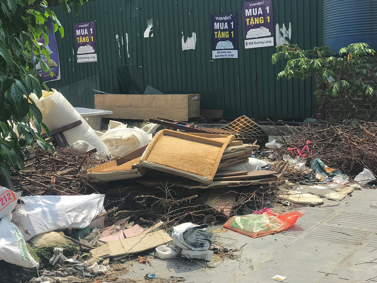 Nghị định cũng quy định: Vứt, thải, bỏ rác thải trên vỉa hè, lòng đường hoặc vào hệ thống thoát nước thải đô thị hoặc hệ thống thoát nước mặt; đổ nước thải không đúng quy định trên vỉa hè, lòng đường phố; thải bỏ chất thải nhựa phát sinh từ sinh hoạt vào ao hồ, kênh rạch, sông, suối, biển có thể bị phạt tiền từ 1.000.000 đồng - 2.000.000 đồng. Hy vọng cơ quan chức năng sớm xử lý để trả lại vỉa hè và lòng đường cho người đi lại, trả lại cảnh quan sạch đẹp cho môi trường nơi đây.