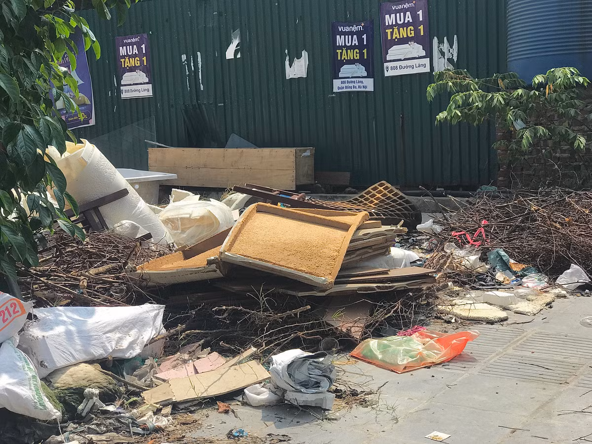 Nghị định cũng quy định: Vứt, thải, bỏ rác thải trên vỉa hè, lòng đường hoặc vào hệ thống thoát nước thải đô thị hoặc hệ thống thoát nước mặt; đổ nước thải không đúng quy định trên vỉa hè, lòng đường phố; thải bỏ chất thải nhựa phát sinh từ sinh hoạt vào ao hồ, kênh rạch, sông, suối, biển có thể bị phạt tiền từ 1.000.000 đồng - 2.000.000 đồng. Hy vọng cơ quan chức năng sớm xử lý để trả lại vỉa hè và lòng đường cho người đi lại, trả lại cảnh quan sạch đẹp cho môi trường nơi đây.