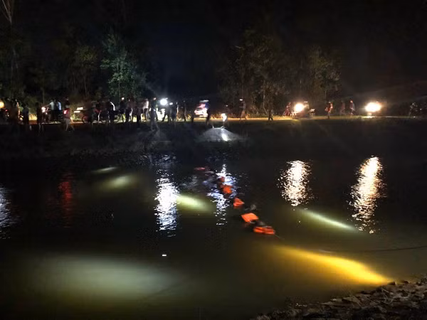  Trượt chân xuống kênh, 2 anh em ruột đuối nước thương tâm: Chiều 16/8, lực lượng chức năng xã Tịnh Đông, huyện Sơn Tịnh (Quảng Ngãi) đã tìm thấy thi thể anh em ruột là L.A.H (sinh năm 2013) và L.N.T.Đ (sinh năm 2017). Trước đó, chiều tối 15/8, 2 anh em rủ nhau đi chơi, đến đoạn kênh chính Bắc thuộc công trình thủy lợi Thạch Nham đoạn qua thôn Đồng Nhơn Bắc, xã Tịnh Đông, thì không may cả 2 anh em trượt chân rơi xuống kênh, bị nước cuốn trôi mất tích.