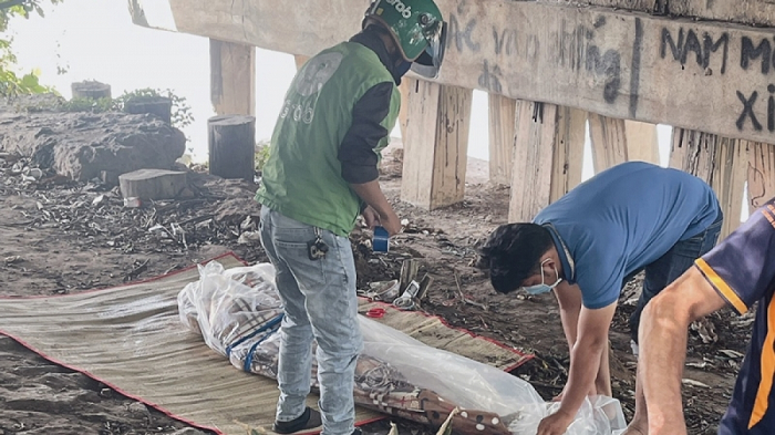  Người dân hốt hoảng phát hiện thi thể nổi trên sông: Khoảng 9h ngày 12/8, người dân đi dọc sông Thị Tính, đoạn qua thị xã Bến Cát, tỉnh Bình Dương bất ngờ nhìn thấy thi thể nam thanh niên trôi nổi trên sông. Trước đó, tối 10/8, nam thanh niên tên H.N.K (sinh năm 1999) đã đi tới Cầu Đò thuộc phường Mỹ Phước, thị xã Bến Cát, Bình Dương nhảy cầu. Người dân thấy vậy đã hô hoán nhau cứu vớt nhưng không được. Lực lượng cứu hộ Công an tỉnh Bình Dương lặn tìm nhiều ngày nhưng chưa tìm thấy thi thể. 