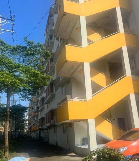  Huấn luyện viên tennis rơi từ tầng 4 chung cư tử vong: Khoảng 6h ngày 12/8, người dân sinh sống ở khu nhà ở Định Hòa (thuộc phường Định Hoà, TP Thủ Dầu Một) nghe tiếng động mạnh dưới sân block A1. Khi người dân chạy ra xem thì thấy anh B.Q.H (SN 1984, quê Long An), kiểm tra thì người này đã tử vong. Những người dân ở hiện trường cho biết, ông B.Q.H là huấn luyện viên tennis, vài ngày gần đây nạn nhân có biểu hiện căng thẳng. Vị trí rơi xuống là từ lầu 4. Hiện vụ việc đang tiếp tục được làm rõ. 