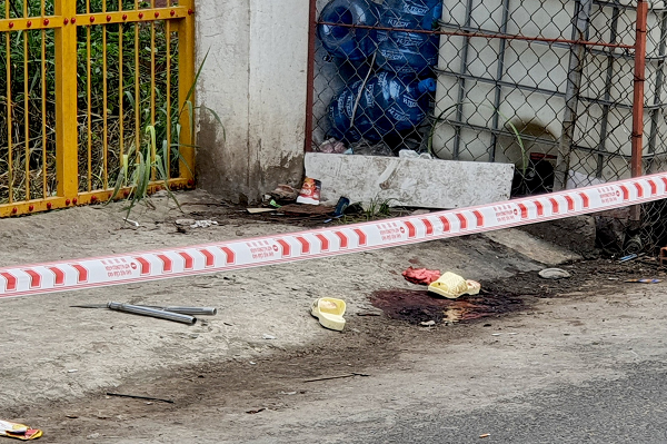  Mâu thuẫn khi làm phụ hồ, người đàn ông bị đâm chết: Khoảng 6h ngày 25/8, người dân nghe tiếng cự cãi giữa ông N.V.G. (40 tuổi, ngụ quận Bình Tân) và một người đàn ông trên đường Hồ Văn Long, phường Bình Hưng Hòa B, quận Bình Tân, TP HCM. Sau đó, hai người cầm hung khí rượt đuổi nhau trên đường. Trong lúc ẩu đả, ông G. bị đối thủ dùng hung khí đâm vào ngực tử vong. Công an đã bắt giữ nghi phạm được xác định là Dương Hoàng Việt Em (40 tuổi, quê An Giang) và nguyên nhân xuất phát từ mâu thuẫn trong lúc làm phụ hồ.