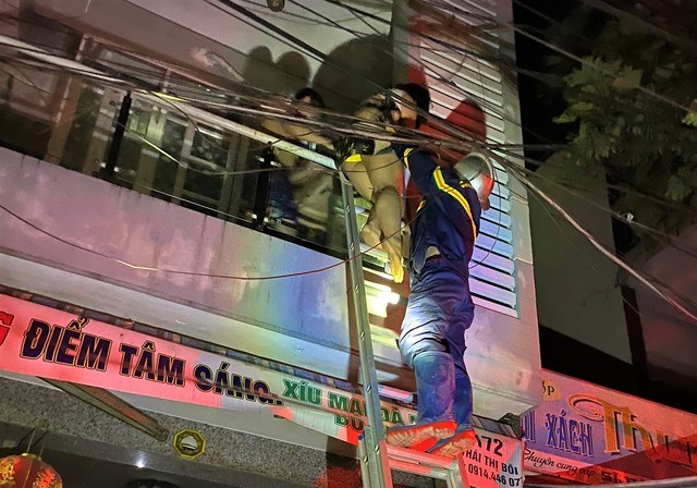  Cháy nhà, 4 người trong gia đình được cứu thoát: Một số nhân chứng sống cạnh nhà số 172 đường Thái Thị Bôi cho biết, khoảng 3h sáng ngày 25/8, họ phát hiện lửa bùng phát mạnh ở tầng 1 và tầng 2 của ngôi nhà được khóa chặt cửa từ bên trong nên dùng vật dụng tại chỗ để chữa cháy đồng thời cấp báo cho Cảnh sát PCCC&amp;CHCN. Khoảng 10 phút sau khi tiếp cận hiện trường, Cảnh sát PCCC&amp;CHCN Công an TP Đà Nẵng đã cơ bản khống chế đám cháy, đưa được 4 người trong gia đình gồm 2 vợ chồng và 2 người con từ ban công tầng 2 xuống đất an toàn. Nhiều tài sản, vật dụng có giá trị cũng được đưa kịp thời ra khỏi đám cháy. &gt;&gt;&gt; Mời độc giả xem thêm video Hà Nội: Cháy lớn tại khu công nghiệp Phú Thị: