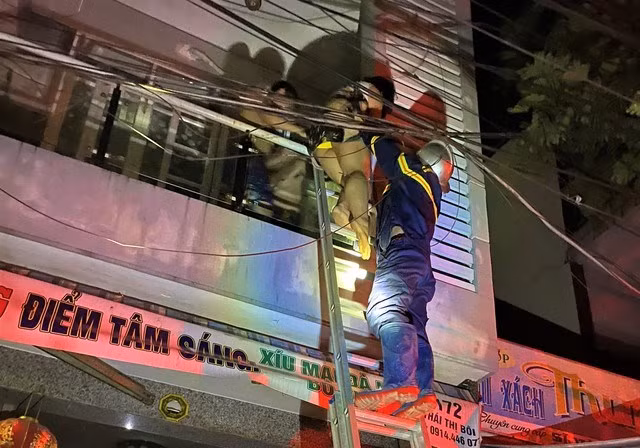  Cháy nhà, 4 người trong gia đình được cứu thoát: Một số nhân chứng sống cạnh nhà số 172 đường Thái Thị Bôi cho biết, khoảng 3h sáng ngày 25/8, họ phát hiện lửa bùng phát mạnh ở tầng 1 và tầng 2 của ngôi nhà được khóa chặt cửa từ bên trong nên dùng vật dụng tại chỗ để chữa cháy đồng thời cấp báo cho Cảnh sát PCCC&amp;CHCN. Khoảng 10 phút sau khi tiếp cận hiện trường, Cảnh sát PCCC&amp;CHCN Công an TP Đà Nẵng đã cơ bản khống chế đám cháy, đưa được 4 người trong gia đình gồm 2 vợ chồng và 2 người con từ ban công tầng 2 xuống đất an toàn. Nhiều tài sản, vật dụng có giá trị cũng được đưa kịp thời ra khỏi đám cháy. >>> Mời độc giả xem thêm video Hà Nội: Cháy lớn tại khu công nghiệp Phú Thị: