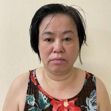  Mang ma tuý lên phố cổ bán: Vừa qua, Cơ quan CSĐT Công an quận Hoàn Kiếm đã ra quyết định khởi tố vụ án, khởi tố bị can đối với Nguyễn Thị Minh Lan (SN 1973; trú tại: Trương Định, Hai Bà Trưng, Hà Nội) về tội Mua bán trái phép chất ma tuý. Trước đó, ngày 17/8, Tổ công tác của Công an phường Hàng Buồm, quận Hoàn Kiếm làm nhiệm vụ tuần tra trên phố Lương Ngọc Quyến phát hiện một phụ nữ đứng cạnh xe máy có biểu hiện nghi vấn. Tiến hành kiểm tra, đối tượng tự giao nộp cho Tổ công tác 01 túi nilon bên trong chứa 7 viên nén. Đấu tranh khai thác, đối tượng khai nhận đó là ma tuý mang đi bán cho khách.