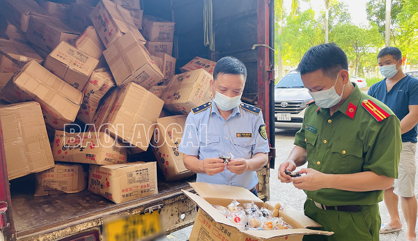  Thu giữ số lượng lớn bánh dẻo không rõ nguồn gốc: Mới đây, trong quá trình thực hiện nhiệm vụ tại khu vực thôn Tòng Mòn, xã Đồng Tuyển, thành phố Lào Cai, Đội Cảnh sát phòng, chống buôn lậu, Phòng Cảnh sát kinh tế (Công an tỉnh Lào Cai) lô hàng 270 thùng bìa giấy, bên ngoài ghi chữ nước ngoài, có hơn 54.000 sản phẩm là bánh dẻo các loại không rõ nguồn gốc, xuất xứ. Tại thời điểm kiểm tra, chủ lô hàng là Phan Văn Thiên (sinh năm 1985, trú tại thôn Tòng Mòn, xã Đồng Tuyển, thành phố Lào Cai) không xuất trình được giấy tờ chứng minh nguồn gốc của lô hàng kể trên.