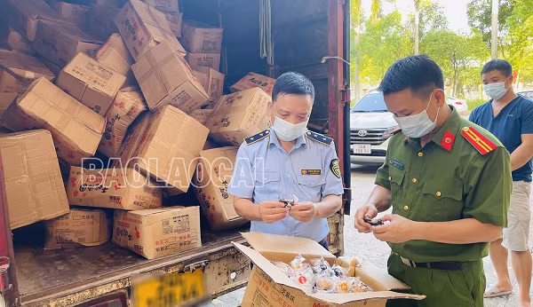  Thu giữ số lượng lớn bánh dẻo không rõ nguồn gốc: Mới đây, trong quá trình thực hiện nhiệm vụ tại khu vực thôn Tòng Mòn, xã Đồng Tuyển, thành phố Lào Cai, Đội Cảnh sát phòng, chống buôn lậu, Phòng Cảnh sát kinh tế (Công an tỉnh Lào Cai) lô hàng 270 thùng bìa giấy, bên ngoài ghi chữ nước ngoài, có hơn 54.000 sản phẩm là bánh dẻo các loại không rõ nguồn gốc, xuất xứ. Tại thời điểm kiểm tra, chủ lô hàng là Phan Văn Thiên (sinh năm 1985, trú tại thôn Tòng Mòn, xã Đồng Tuyển, thành phố Lào Cai) không xuất trình được giấy tờ chứng minh nguồn gốc của lô hàng kể trên.