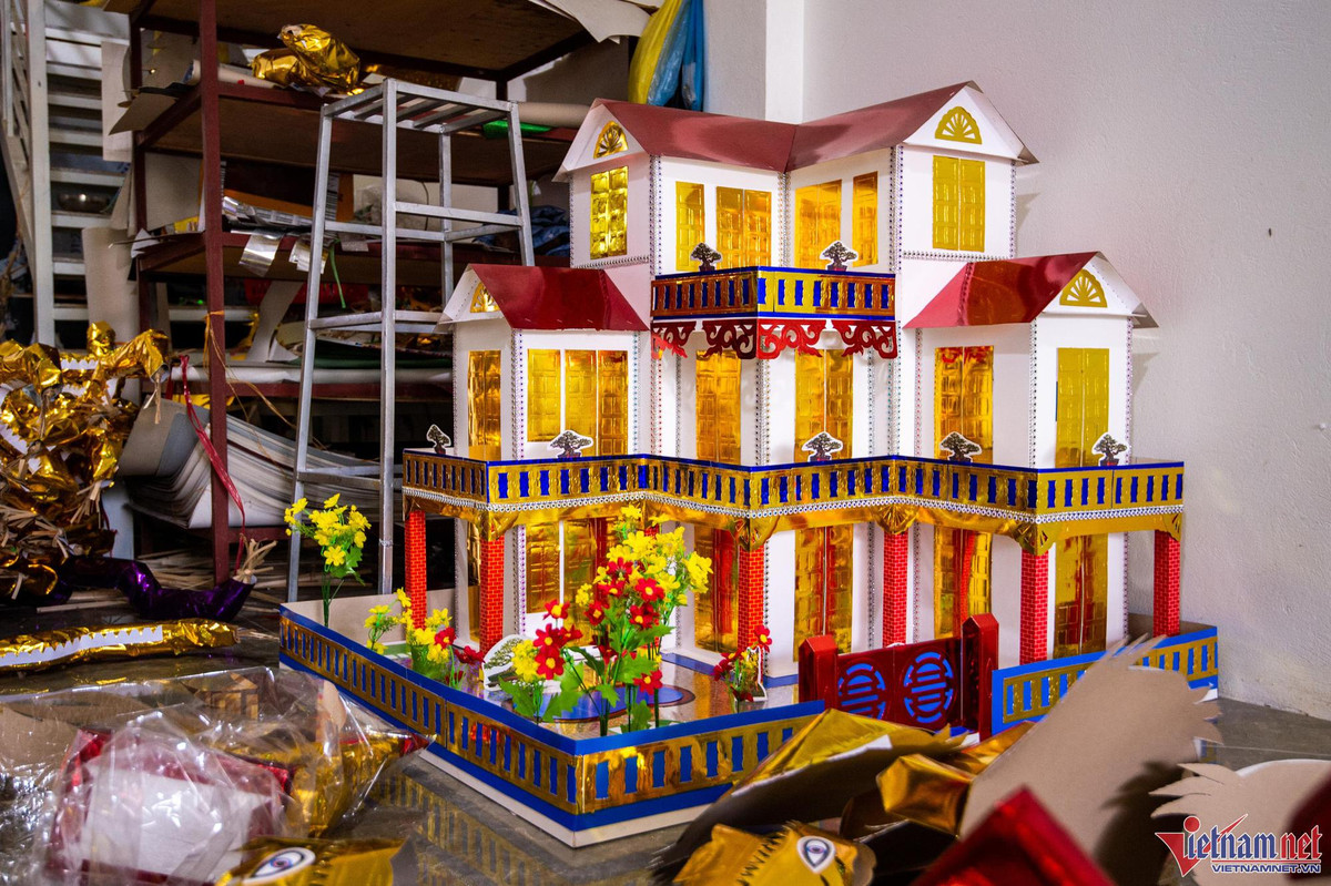 Một ngôi nhà 3 tầng rộng gần 1m2, có toàn bộ hệ thống cửa "dát vàng", mô phỏng như biệt thự sân vườn có bể bơi, giá bán 250.000 đồng. Đây là sản phẩm tại cơ sở của anh Tú, hộ gia đình chuyên sản xuất sản phẩm cỡ lớn. Tuy nhiên, hiện anh đã ngừng nhận đơn, lượng vàng mã phục vụ mùa Vu Lan cũng đã chuyển đi khỏi nhà gần hết. 