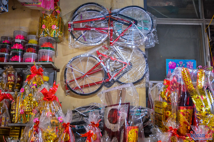 Xe đạp, xe máy, ôtô bằng giấy không được nhiều người hỏi mua. Được biết một số cửa hàng tại chợ Hà Đông thậm chí không nhập mặt hàng này vì sợ tồn đọng.