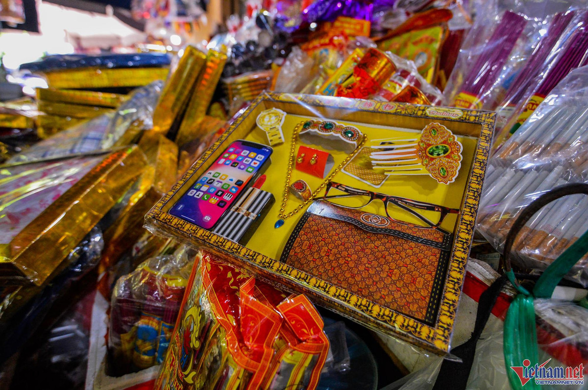 Đồ hàng mã được bày bán tại chợ Hà Đông, một bộ trang sức, phụ kiện tổng hợp như trong ảnh có giá từ 40.000 đến 80.000 đồng. 