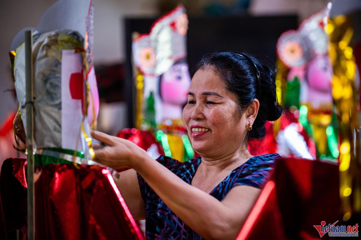 Bà Nguyễn Thị Mai chia sẻ sau thời gian dài bị ảnh hưởng bởi đại dịch Covid-19, các hộ làm vàng mã đã khởi sắc trở lại dịp rằm tháng 7 năm nay. 